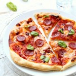 pizza con stracchino e salame piccante - Pizza with stracchino cheese and spicy salami