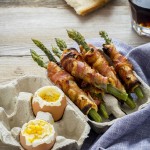 asparagi, pancetta e uova alla coque - bacon wrapped asparagus soldiers with soft-boiled eggs