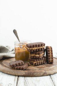 Biscotti al cacao e peperoncino con dulce de leche - Chocolate cookies with dulce de leche