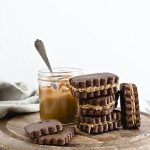 biscotti al cacao con dulce de leche - cocoa cookies stuffed with dulce de leche - food photography - food styling - OPSD blog