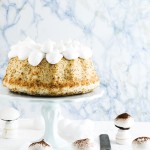 Angel cake, torta di albumi al pompelmo e semi di papavero con funghetti di meringa - Grapefruit and poppy seed angel cake with white frosting and meringue mushrooms