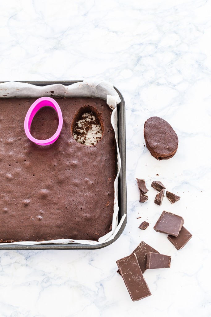 Torta al cioccolato su stecco, Chocolate cake egg pops Torta al cioccolato su stecco, Torta su stecco al cioccolato, Ovetti di torta al cioccolato su stecco, Ricetta torta al cioccolato su stecco, Come riciclare le uova di Pasqua, Torta su stecco glassata al cioccolato, Brownies su stecco, Tortine al cioccolato su stecco, Chocolate cake egg pops recipe, How to make chocolate cake pops, Chocolate Easter cake egg pops