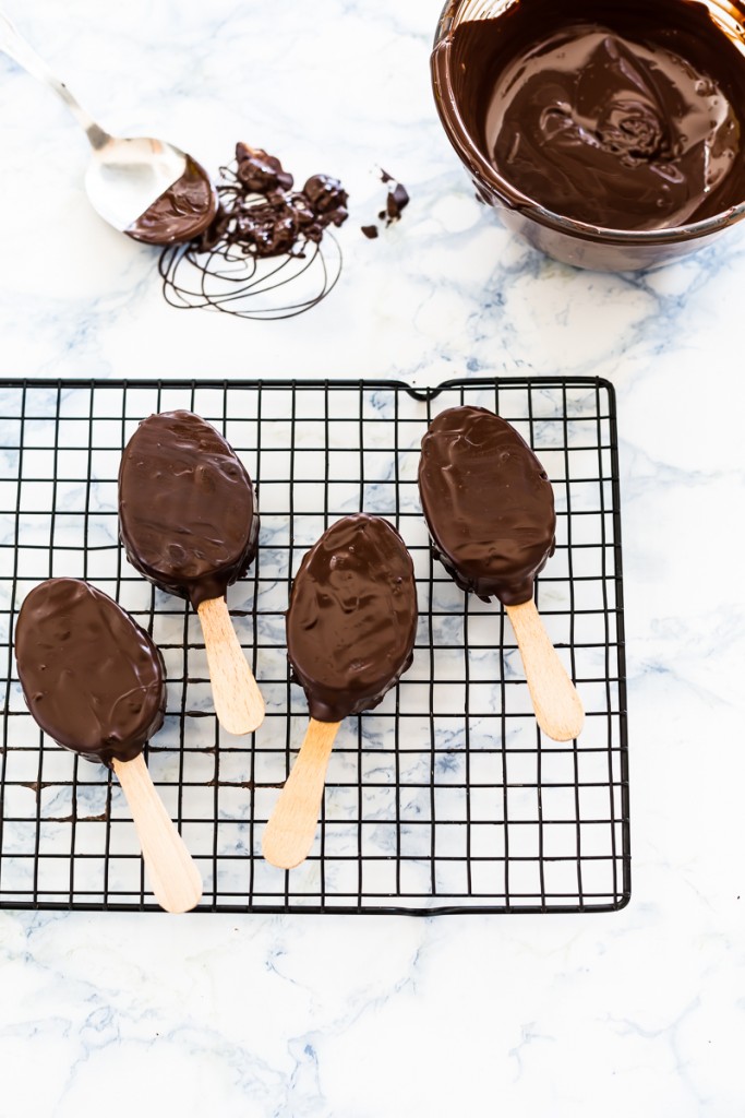 Torta al cioccolato su stecco, Chocolate cake egg pops Torta al cioccolato su stecco, Torta su stecco al cioccolato, Ovetti di torta al cioccolato su stecco, Ricetta torta al cioccolato su stecco, Come riciclare le uova di Pasqua, Torta su stecco glassata al cioccolato, Brownies su stecco, Tortine al cioccolato su stecco, Chocolate cake egg pops recipe, How to make chocolate cake pops, Chocolate Easter cake egg pops