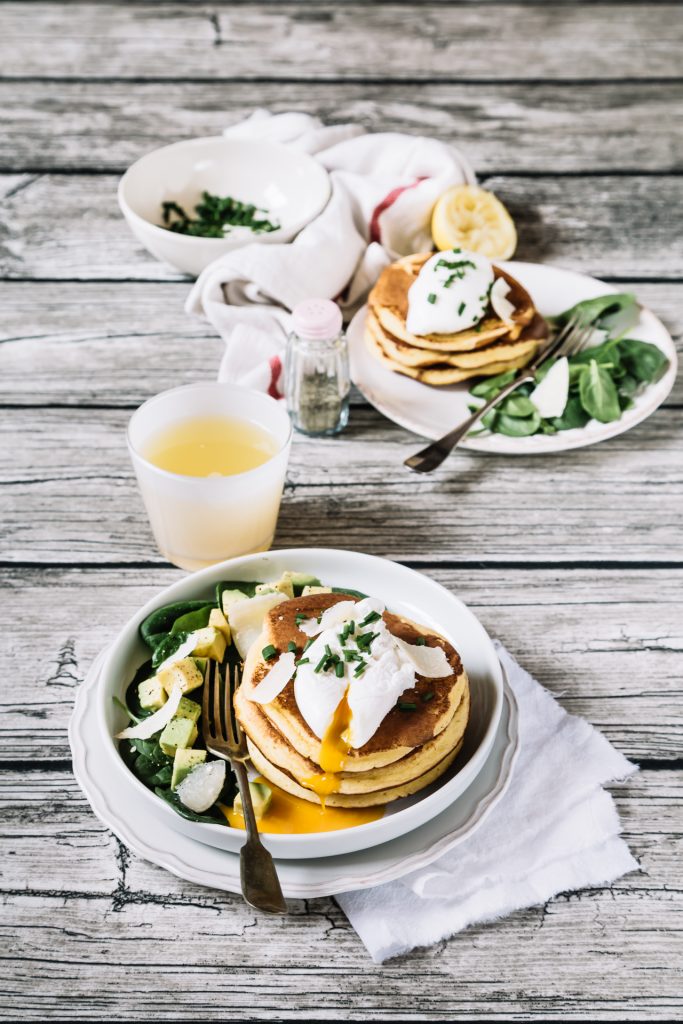 Pancakes di farina di mais con uova in camicia, Cornmeal pancakes with poached eggs pancakes di farina di mais con uova in camicia, come fare i pancakes di farina di mais, ricetta pancakes con farina di mais, ricetta pancakes gluten free, ricetta uovo in camicia, come fare le uova in camicia, gluten free cornmeal pancakes, cornmeal pancakes with poached eggs, cornmeal pancakes recipe, how to make poached eggs
