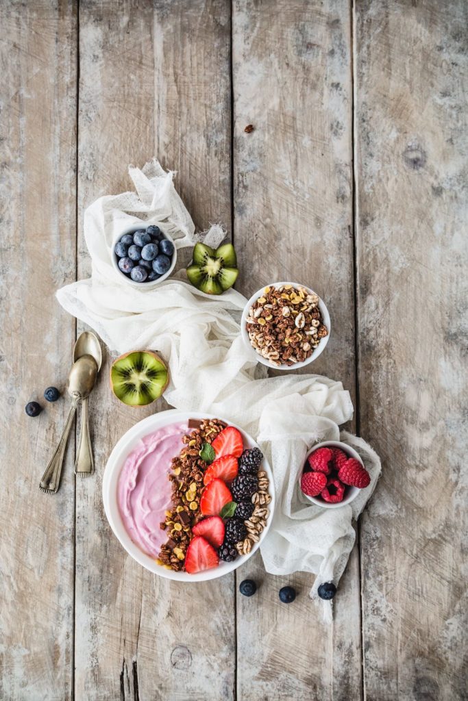 SMOOTHIE AI FRUTTI ROSSI E MIRTILLI - RED FRUIT SMOOTHIE BOWLS - BLUEBERRY SMOOTHIE BOWLS - FOOD PHOTOGRAPHY - FOOD STYLING