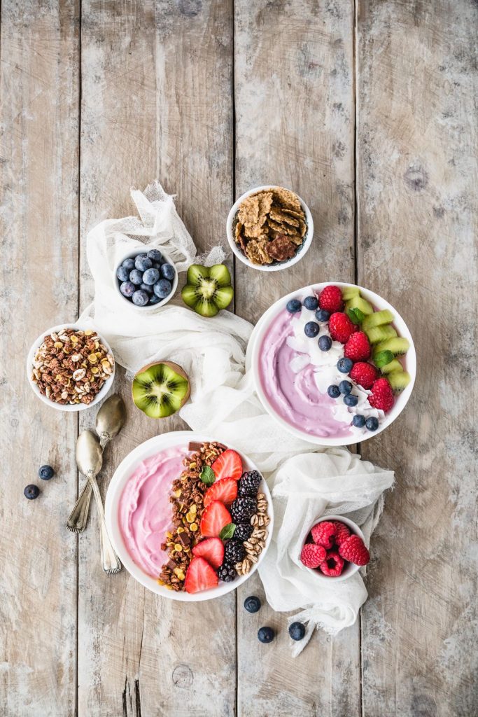 SMOOTHIE AI FRUTTI DI BOSCO - RED FRUIT SMOOTHIE BOWLS - BLUEBERRY SMOOTHIE BOWLS - FOOD PHOTOGRAPHY - FOOD STYLING 