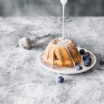 Mini bundt cakes tortine ai mirtilli con glassa all’arancia, Mini blueberry bundt cakes with orange glaze topping